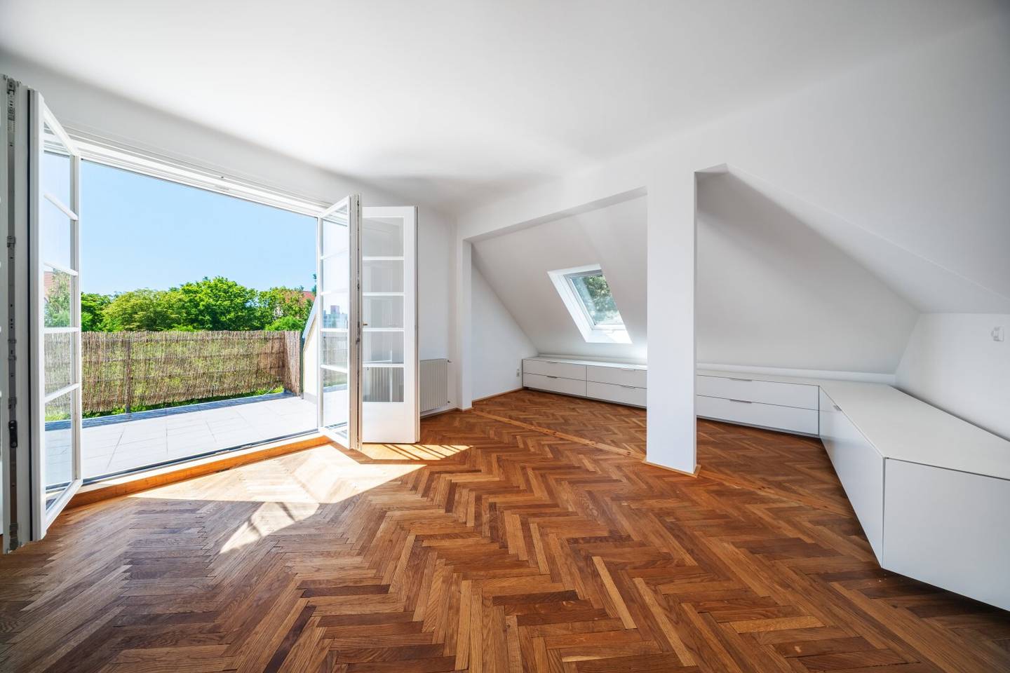 QUIET GREEN VIEW AND TERRACE – DREAM 2-ROOM ATTIC APARTMENT IN HIETZING
