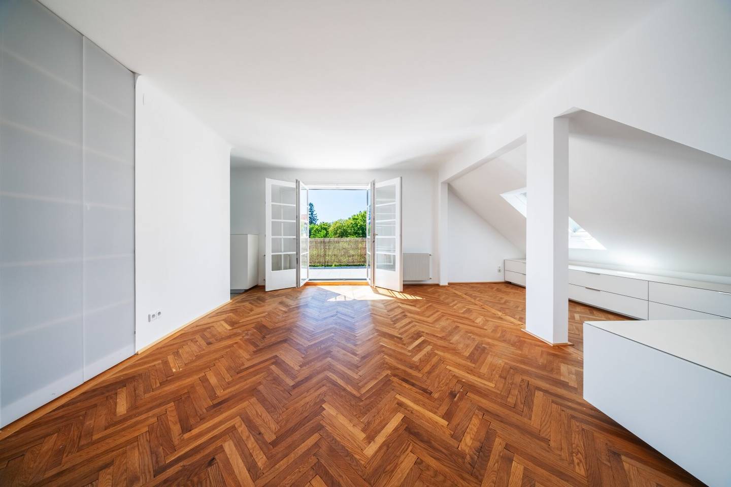 QUIET GREEN VIEW AND TERRACE – DREAM 2-ROOM ATTIC APARTMENT IN HIETZING