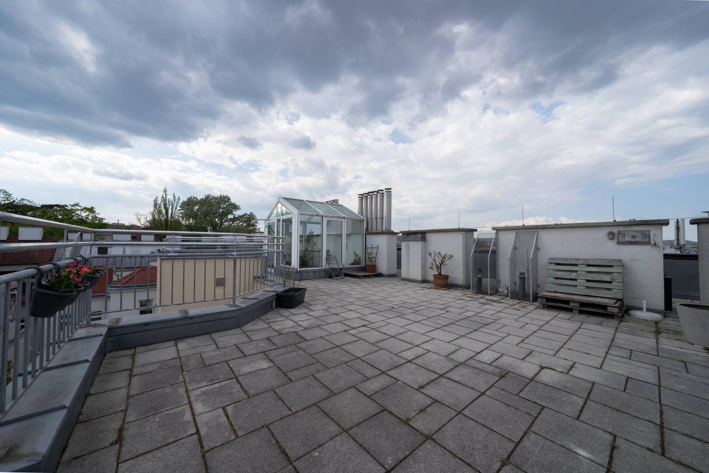Stylish living in a quiet location – with exclusive roof terrace