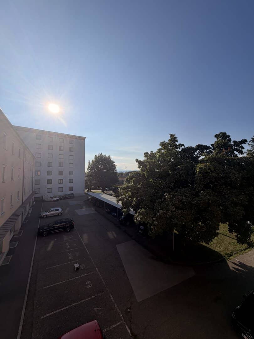 Zentrale und sonnige 2-Zimmer Wohnung mit Parkplatz