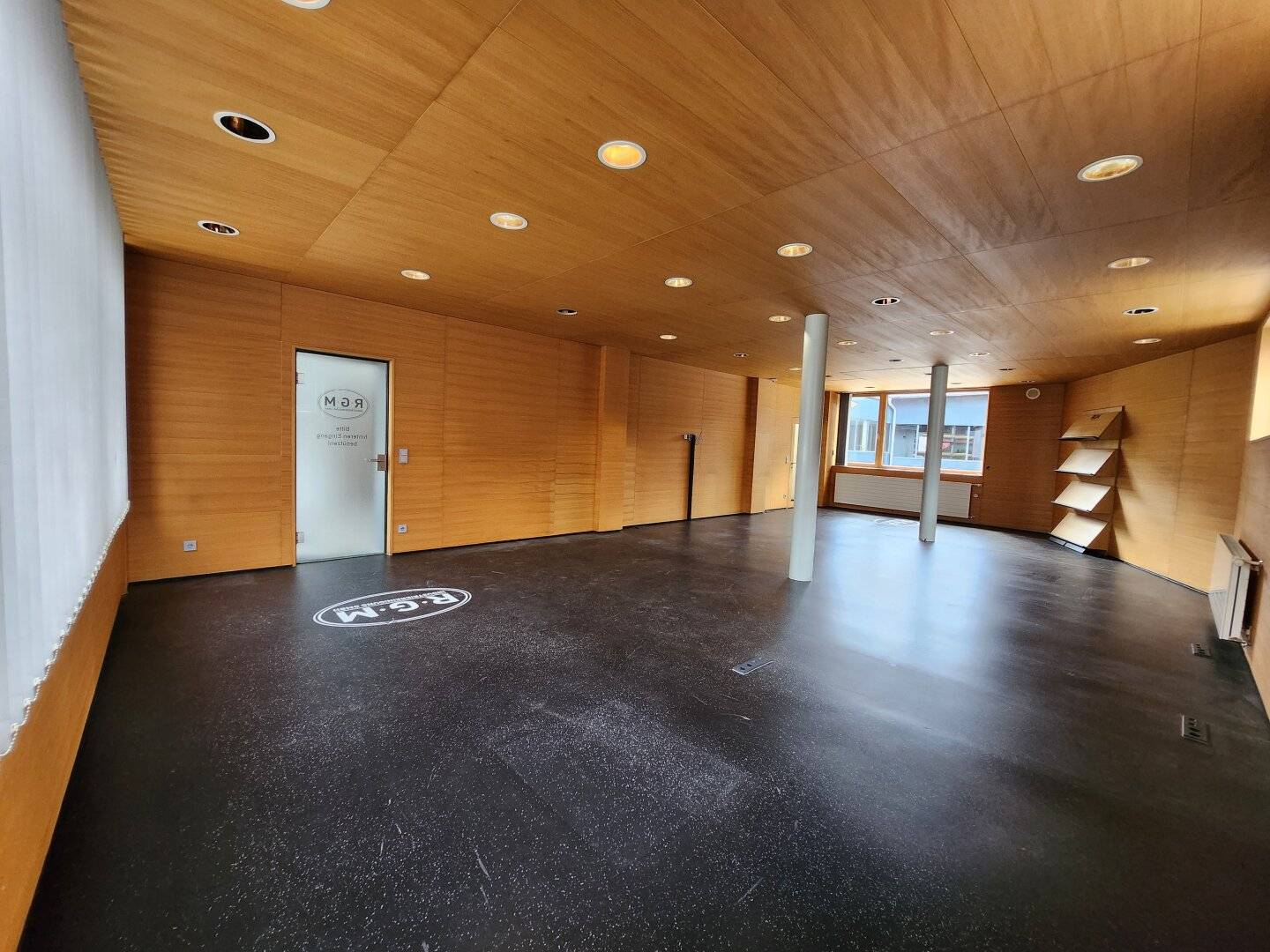 Gewerbeliegenschaft mit Büro, Hallen, überdachten Außenflächen und Stellplätzen
