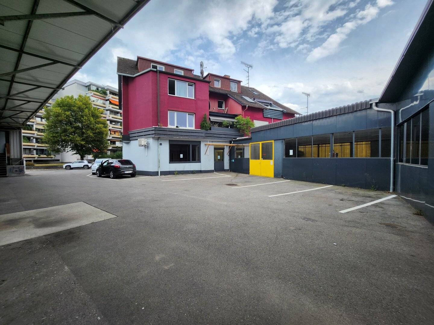Gewerbeliegenschaft mit Büro, Hallen, überdachten Außenflächen und Stellplätzen