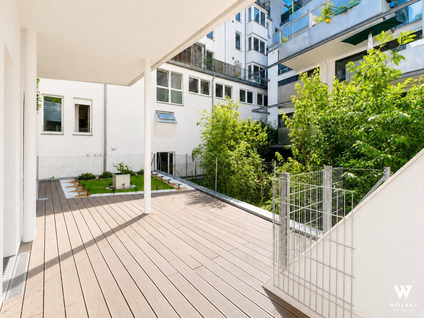 TOP LOCATION: 3-room apartment with approx. 52 m² outdoor area I garage parking space I Near Mariahilfer Straße &amp; U3 Neubaugasse