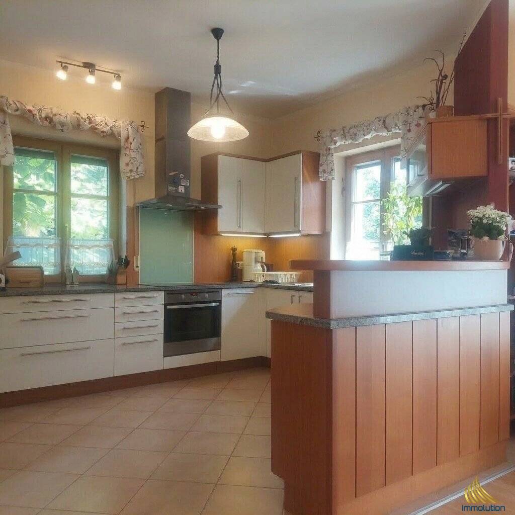 Großzügiges Familienhaus mit vielseitigen Räumlichkeiten, Doppelgarage und Weinkeller