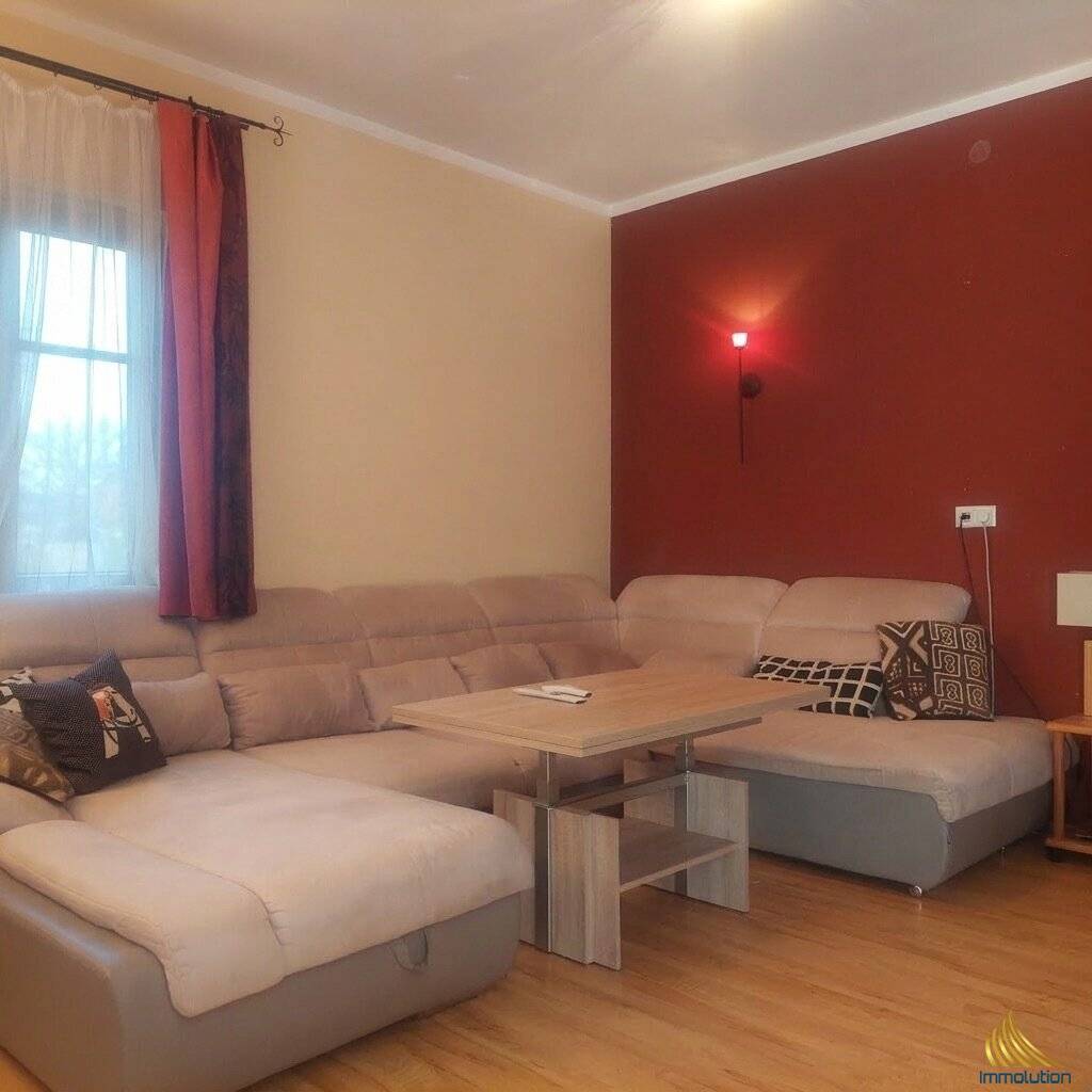 Großzügiges Familienhaus mit vielseitigen Räumlichkeiten, Doppelgarage und Weinkeller