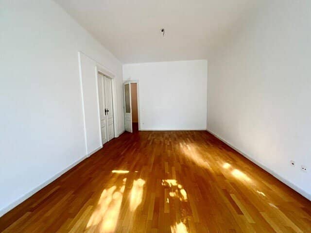 Viennese old building charm 120 m2 with balcony near Rochusmarkt