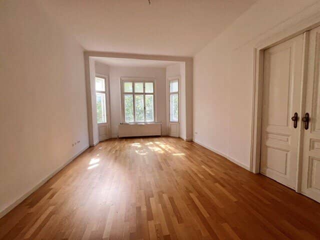 Viennese old building charm 120 m2 with balcony near Rochusmarkt