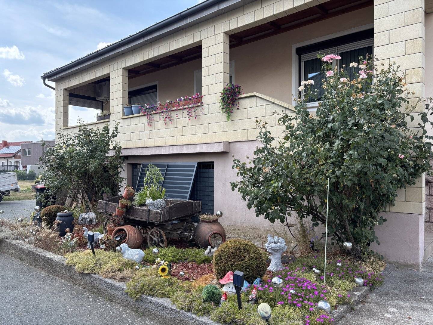 Well-maintained single-family house with double garage