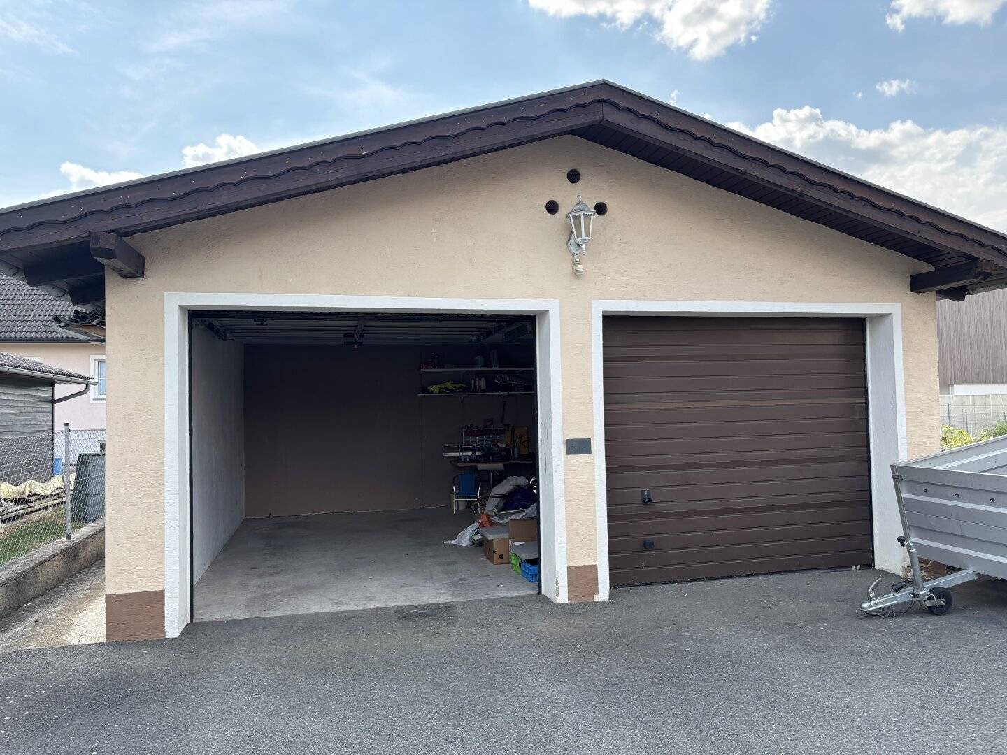 Well-maintained single-family house with double garage