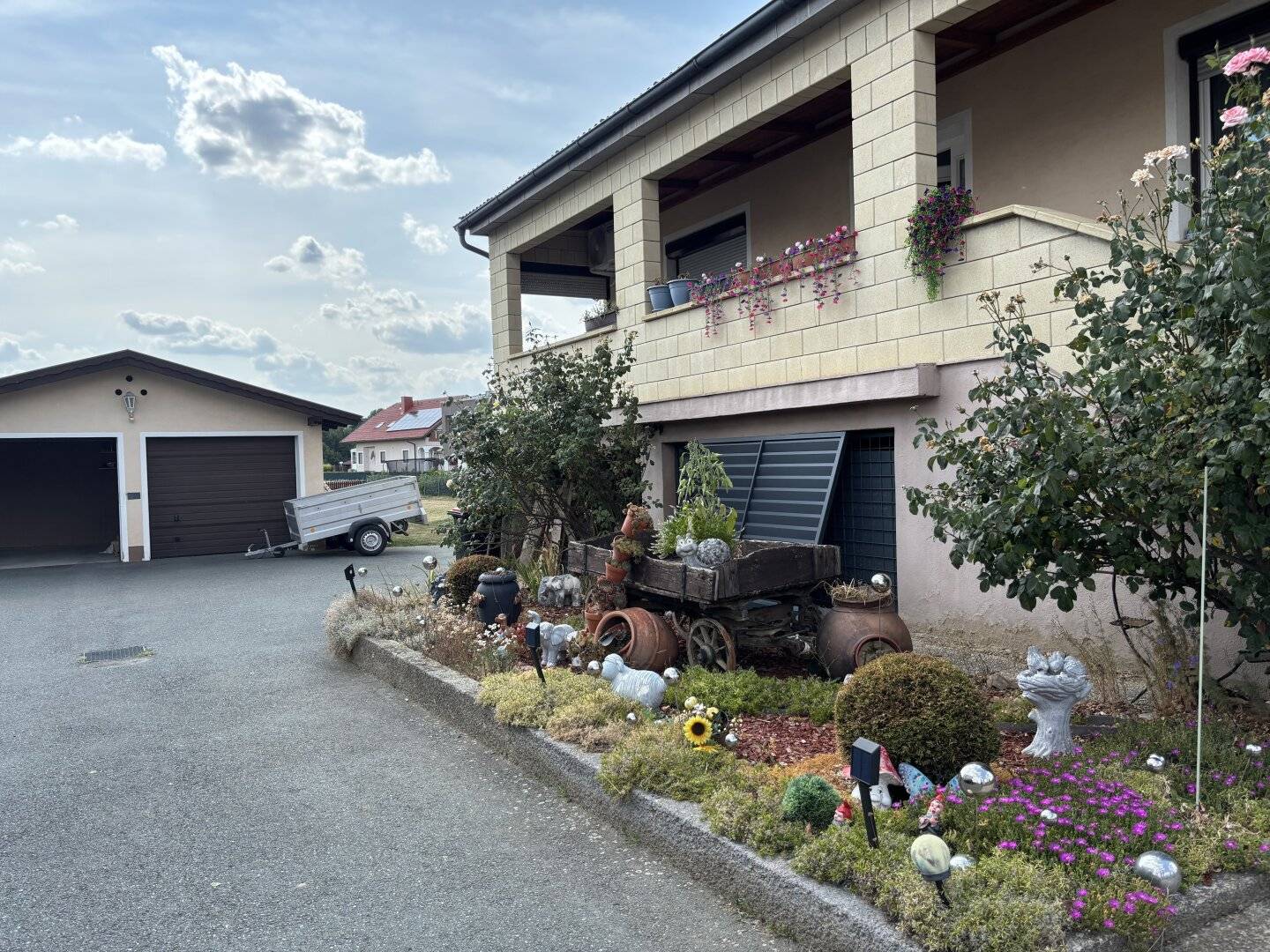 Well-maintained single-family house with double garage