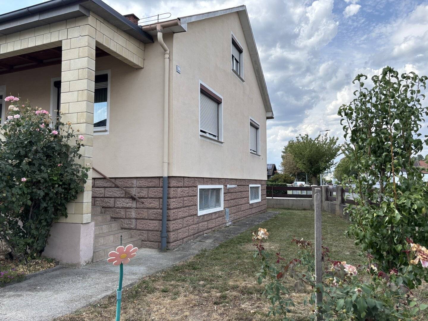 Well-maintained single-family house with double garage