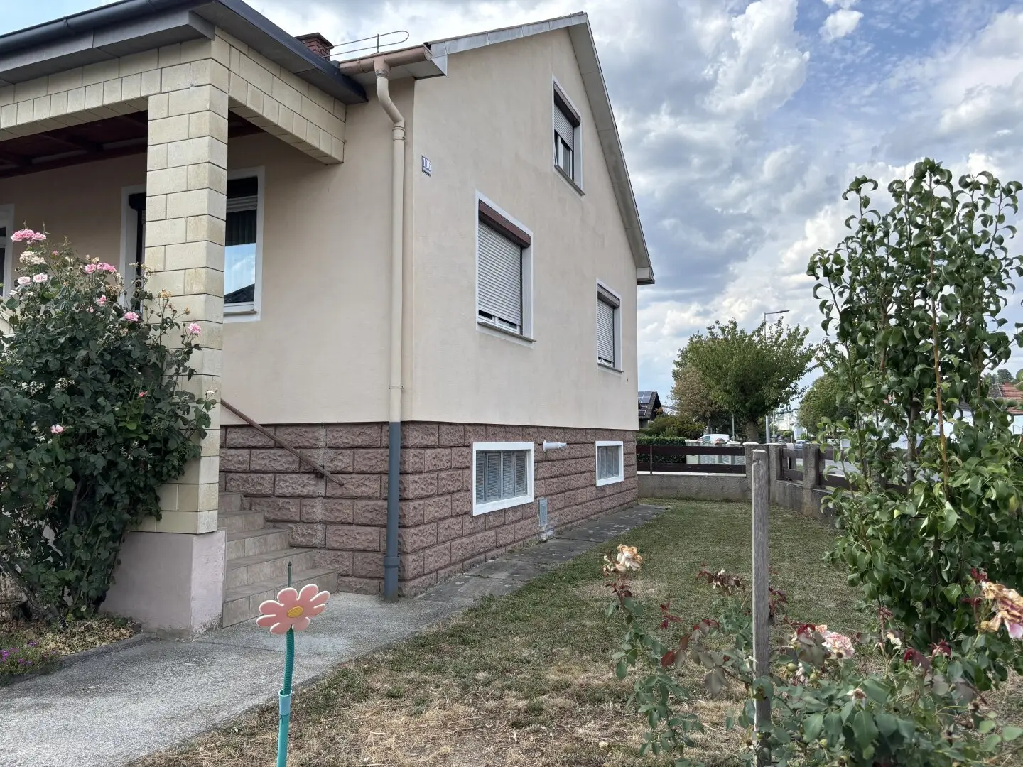 Well-maintained single-family house with double garage