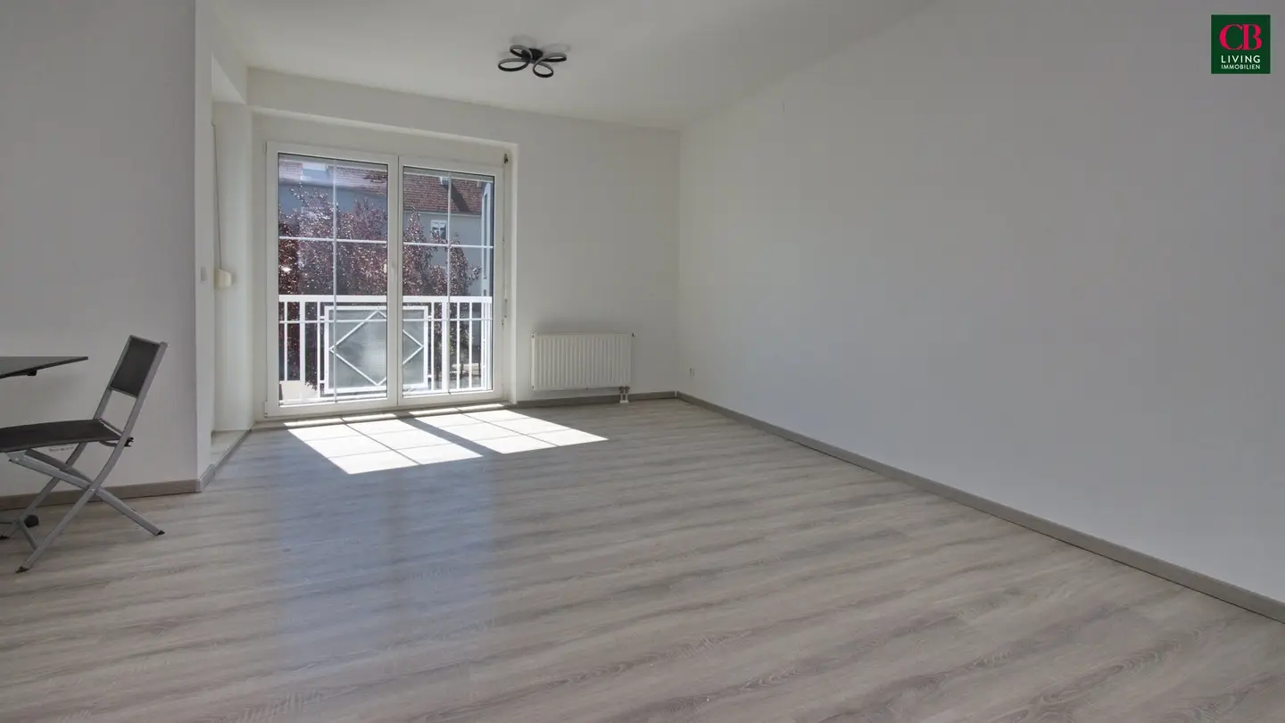Sunny, comprehensively modernized 2-room apartment with balcony