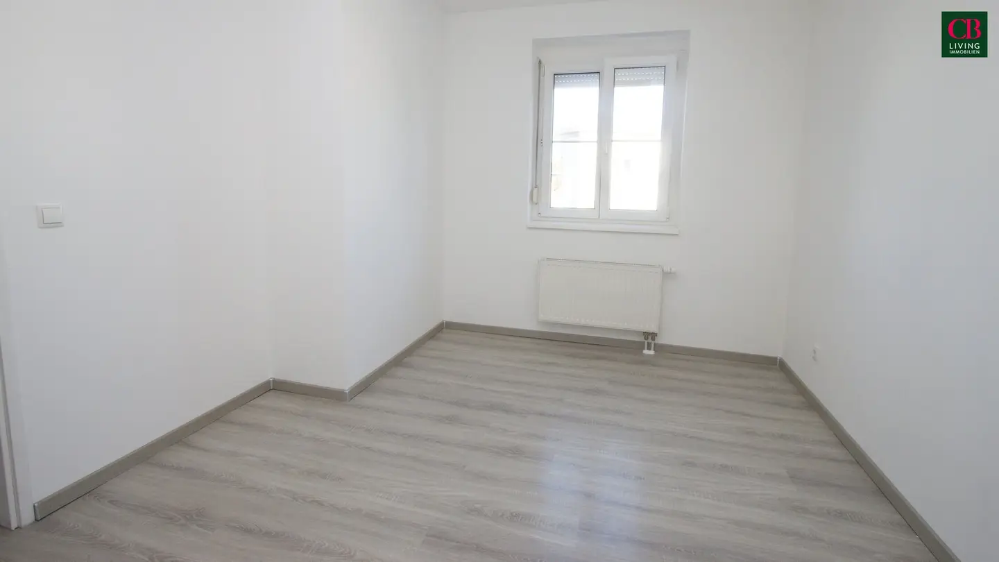 Sunny, comprehensively modernized 2-room apartment with balcony