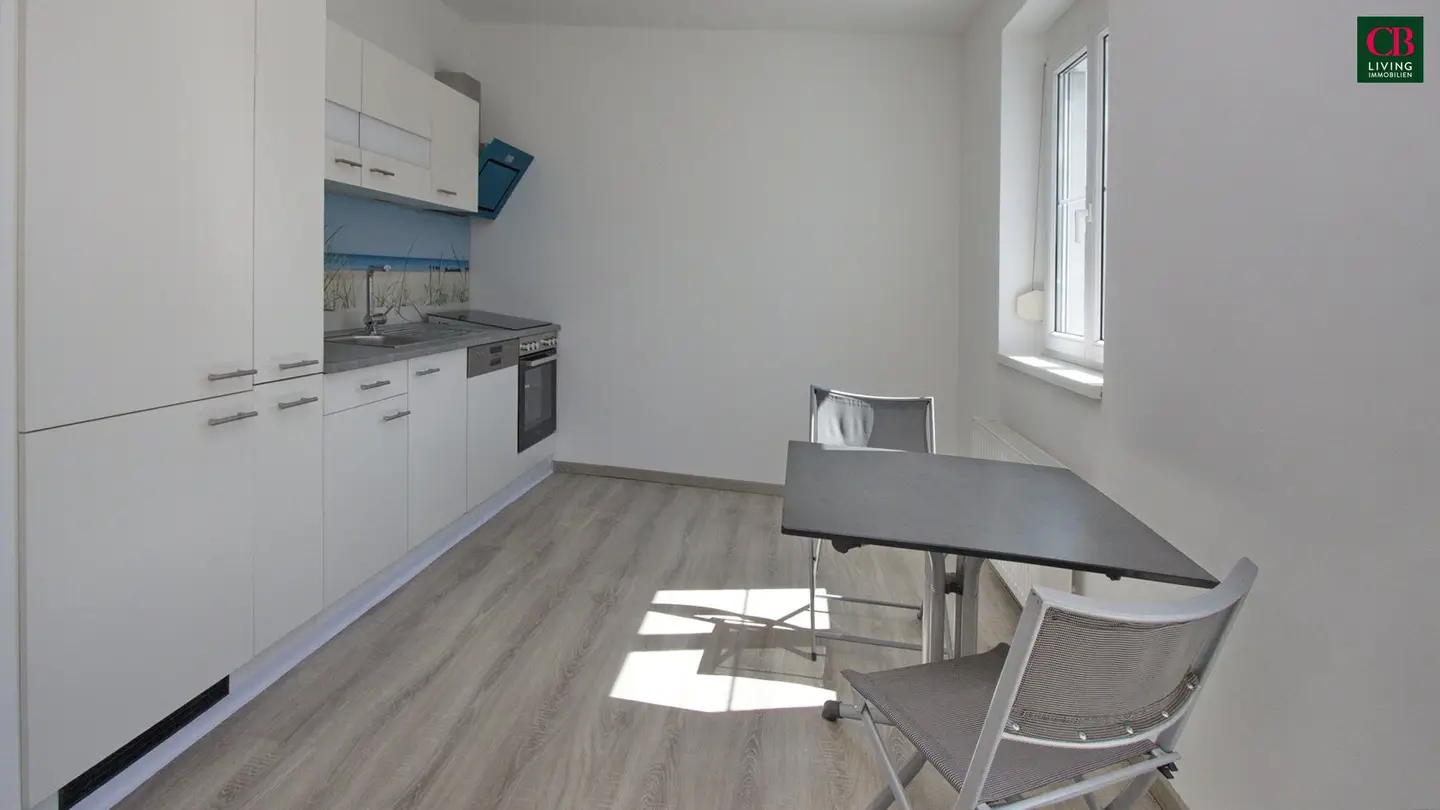 Sunny, comprehensively modernized 2-room apartment with balcony