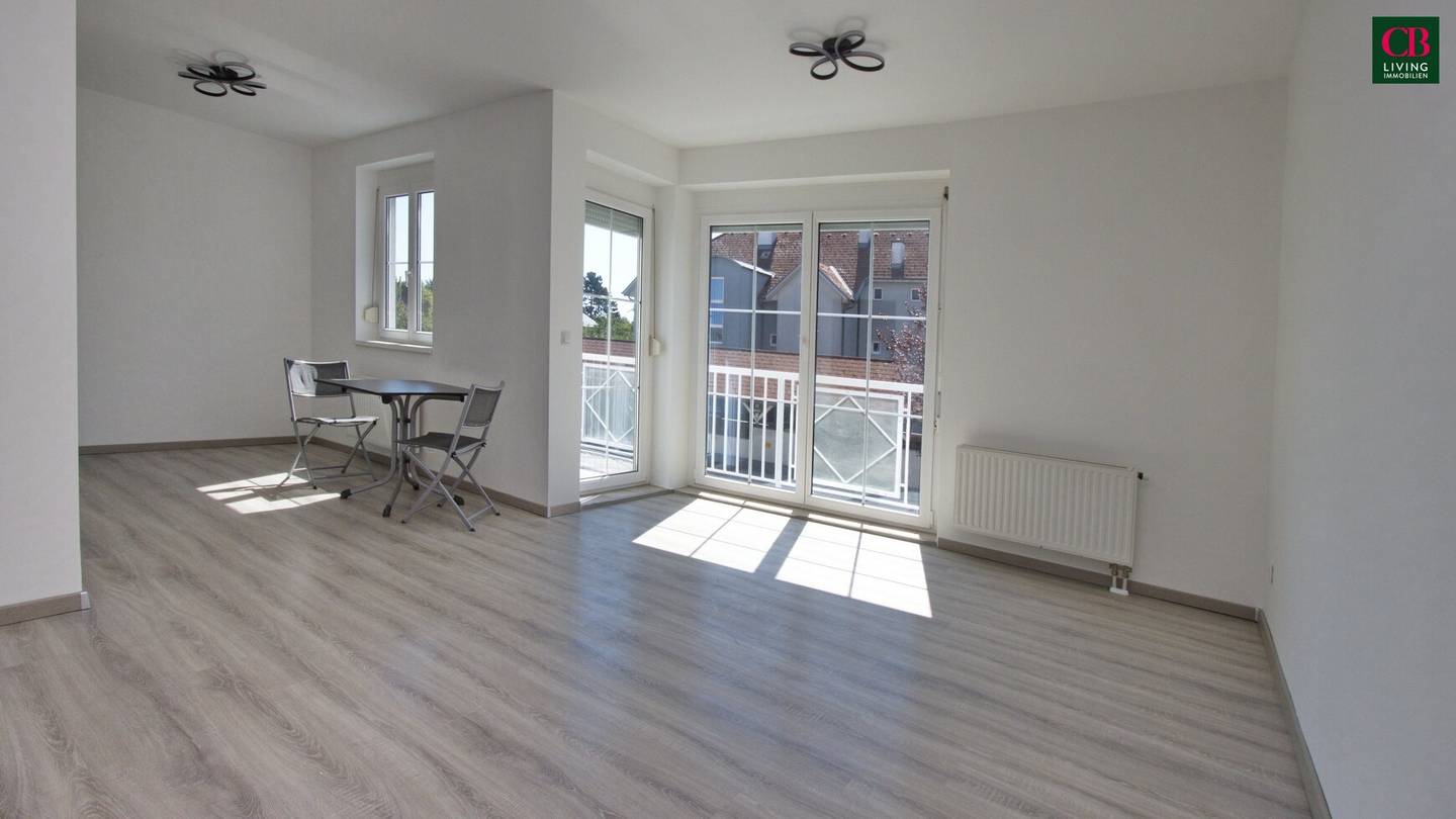 Sonnige, umfassend modernisierte 2- Zimmerwohnung mit Balkon