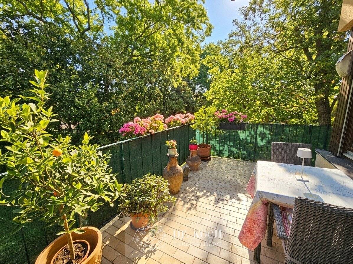 Dream apartment near Hohe Warte with 5 centrally accessible rooms, 2 balconies and garage!