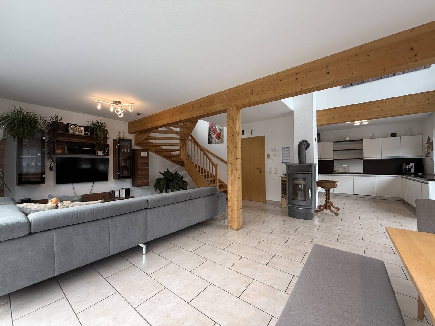 Neuwertige Familienwohnung mit privatem Garten und Pool