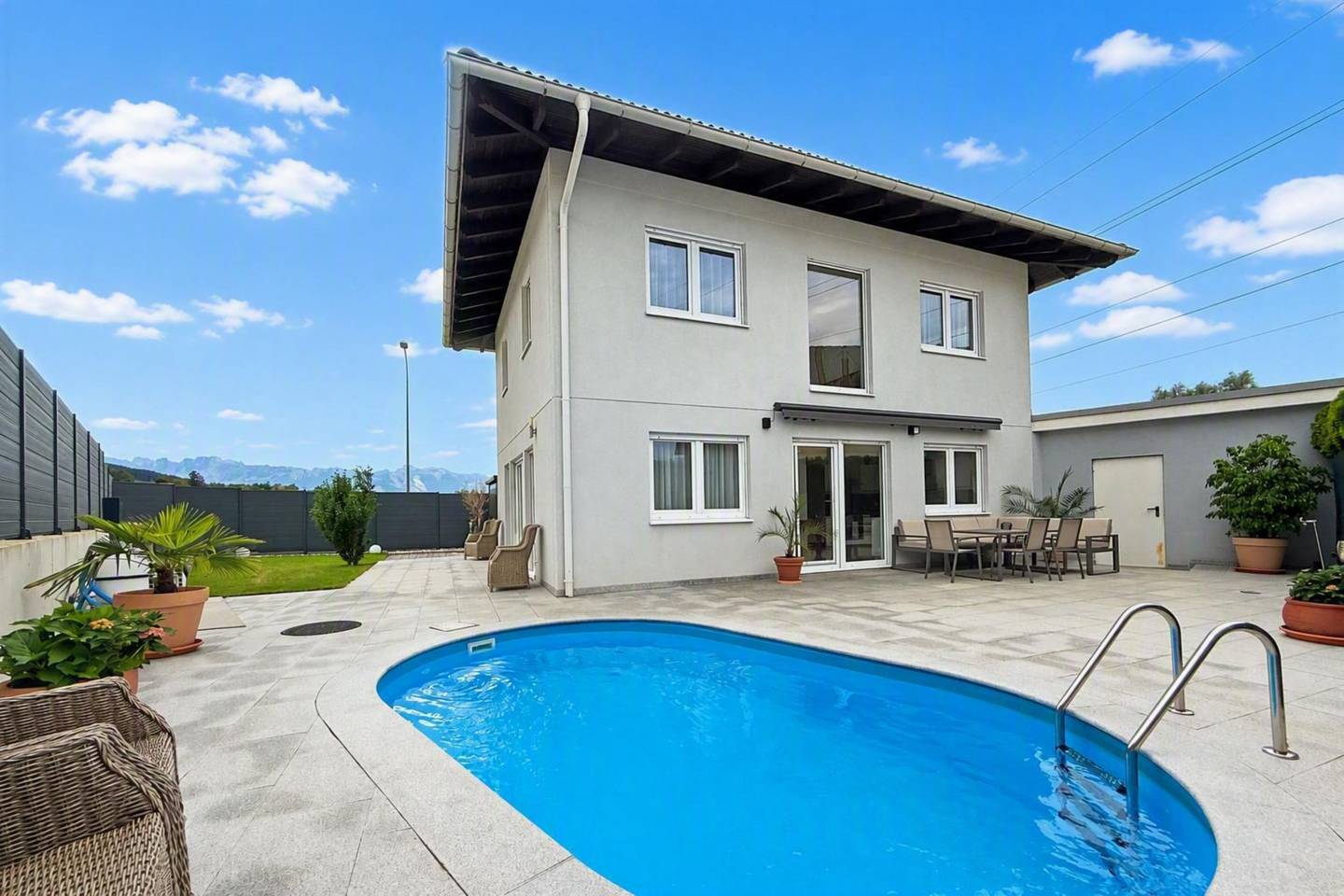 Neuwertige Familienwohnung mit privatem Garten und Pool