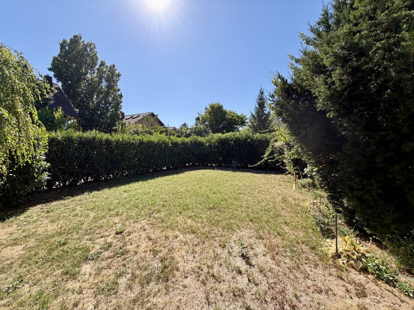 Garden apartment with potential – 3 rooms – 230 m² private garden