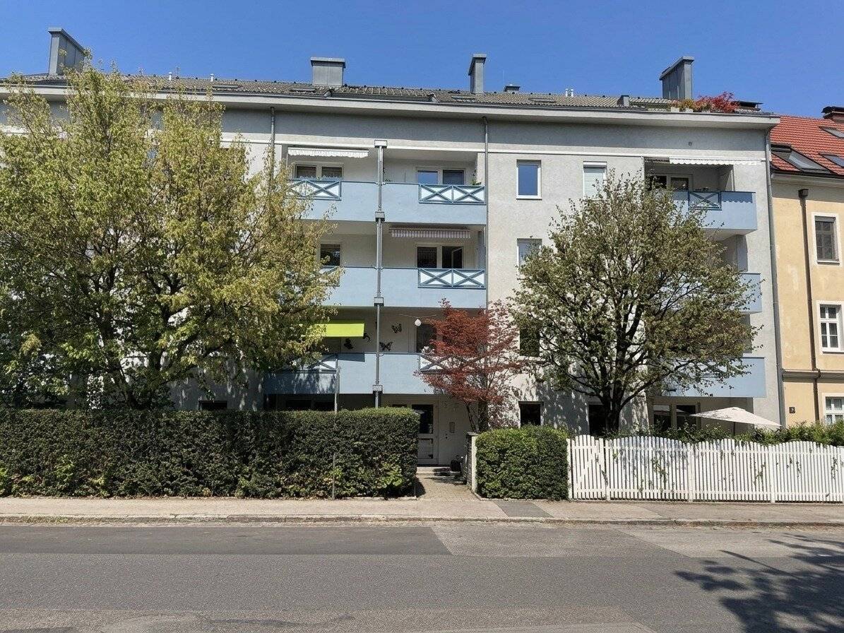 Sought-after Auberg location: Compact 2-room apartment with loggia and underground garage