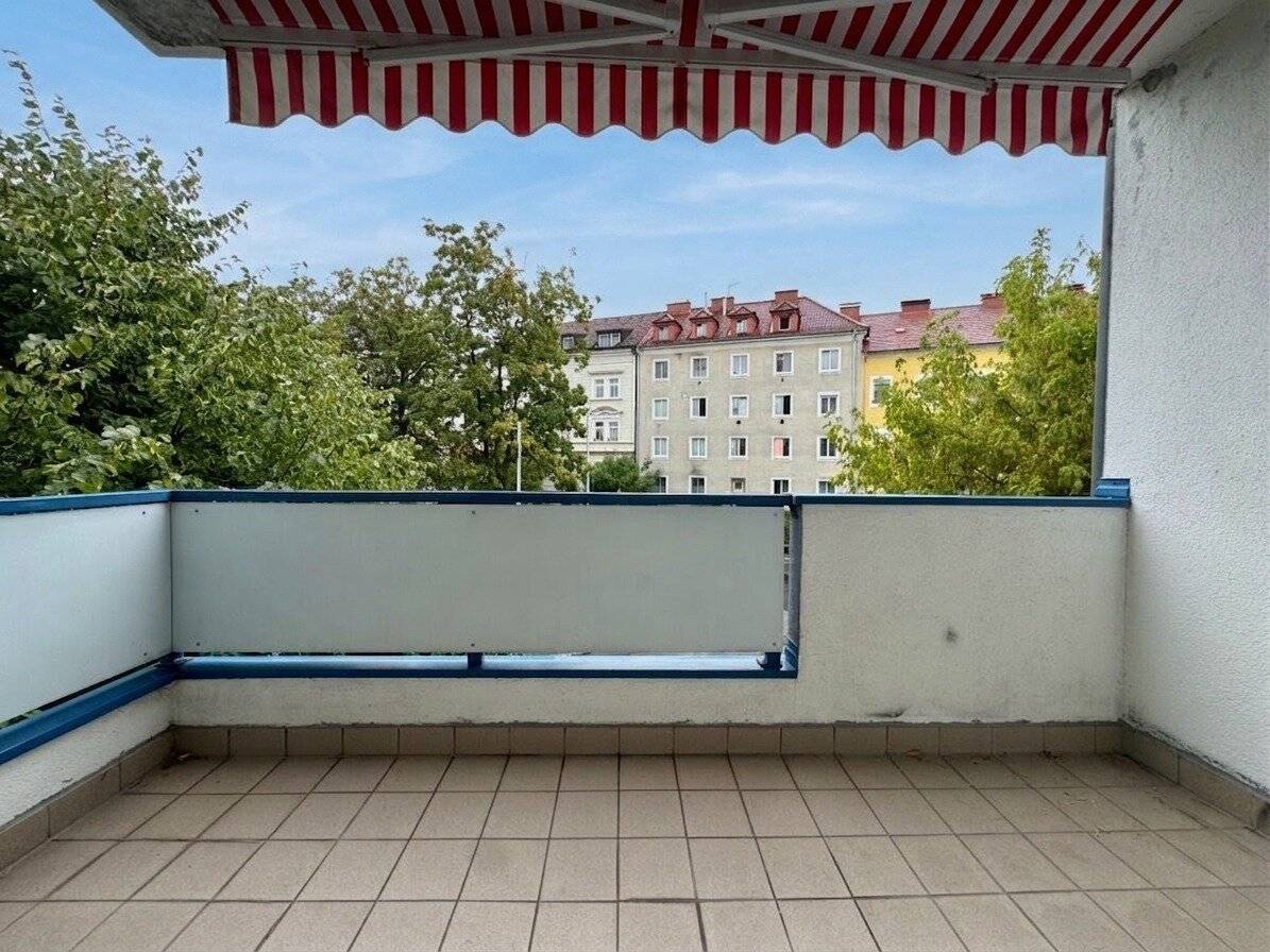 Sought-after Auberg location: Compact 2-room apartment with loggia and underground garage