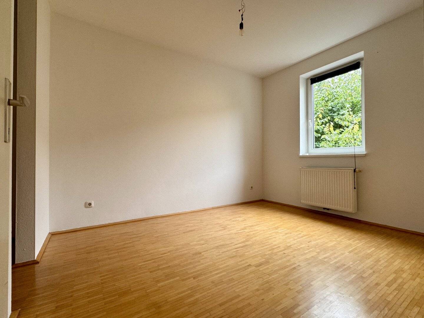 Sought-after Auberg location: Compact 2-room apartment with loggia and underground garage