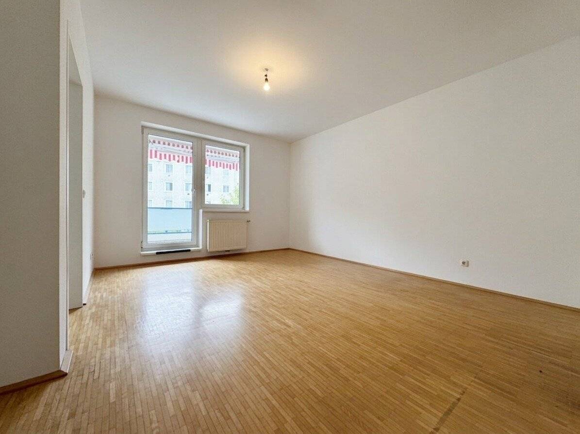 Sought-after Auberg location: Compact 2-room apartment with loggia and underground garage