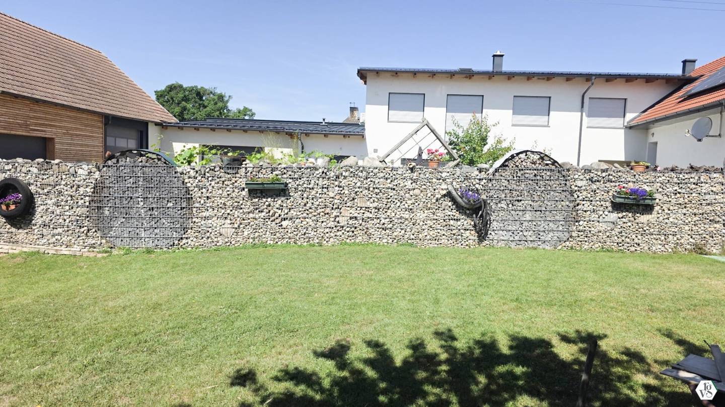 Kollersdorf - Vollmöbliertes Haus mit Garten, Werkstatt und Garagen