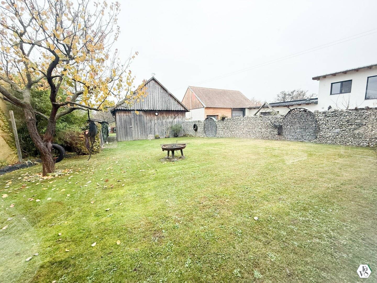Kollersdorf - Vollmöbliertes Haus mit Garten, Werkstatt und Garagen