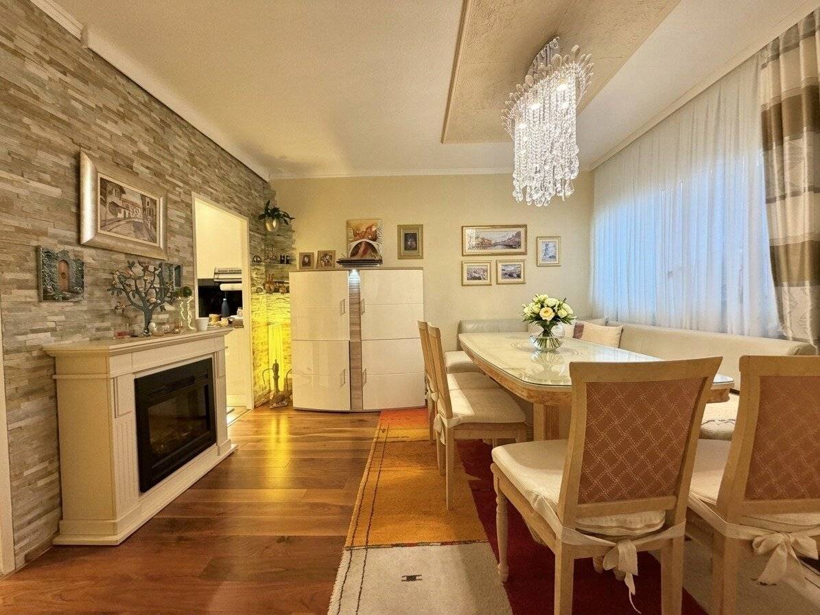Schwaz: Sehr schöne, hochwertige 3,5-Zimmer-Wohnung mit ca. 91,19 m² Wohnfläche zzgl. Loggia, traumhaftem Weitblick, großzügiger parkähnlicher Gemeinschaftsanlage mit altem Baumbestand, Skulpturen &amp; Erholungsmöglichkeiten für Jung &amp; Alt