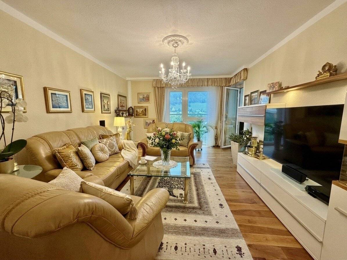 Schwaz: Sehr schöne, hochwertige 3,5-Zimmer-Wohnung mit ca. 91,19 m² Wohnfläche zzgl. Loggia, traumhaftem Weitblick, großzügiger parkähnlicher Gemeinschaftsanlage mit altem Baumbestand, Skulpturen &amp; Erholungsmöglichkeiten für Jung &amp; Alt