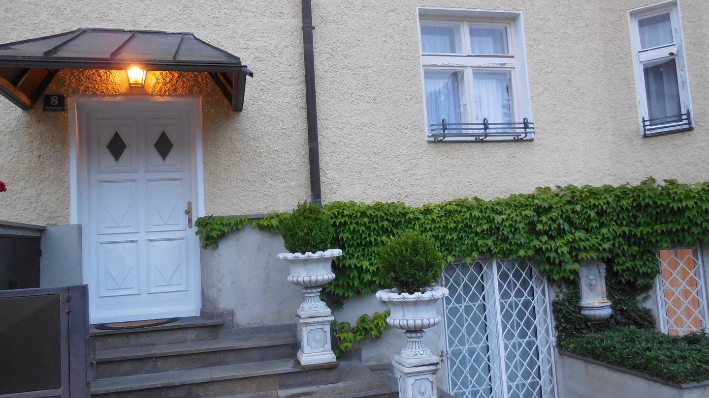 Charming apartment in city villa with XXL terrace