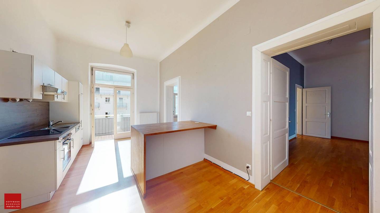 SPACIOUS 3-ROOM OLD BUILDING APARTMENT WITH BALCONY
