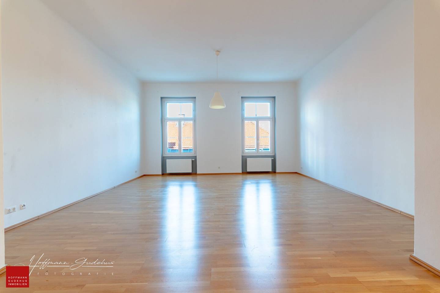 SPACIOUS 3-ROOM OLD BUILDING APARTMENT WITH BALCONY