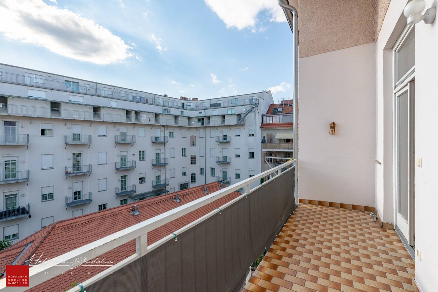 SPACIOUS 3-ROOM OLD BUILDING APARTMENT WITH BALCONY