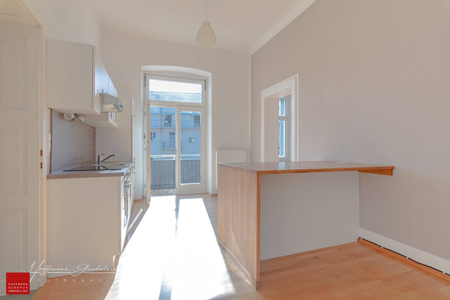 SPACIOUS 3-ROOM OLD BUILDING APARTMENT WITH BALCONY