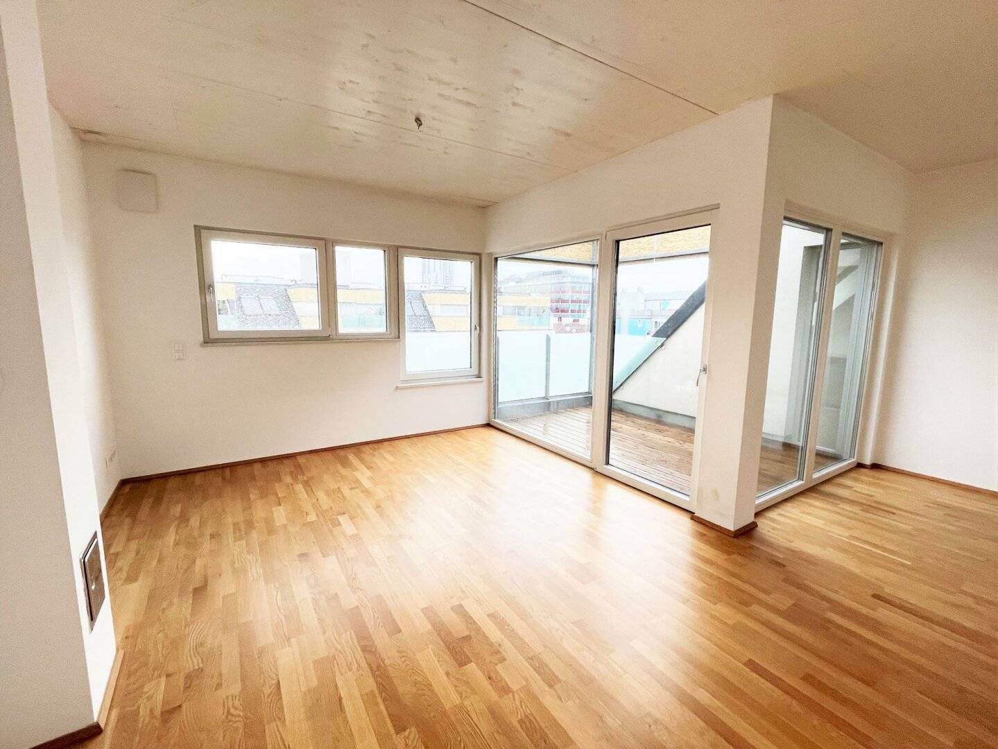 Single or couple hit in quiet location with terrace near U6 Dresdner Straße