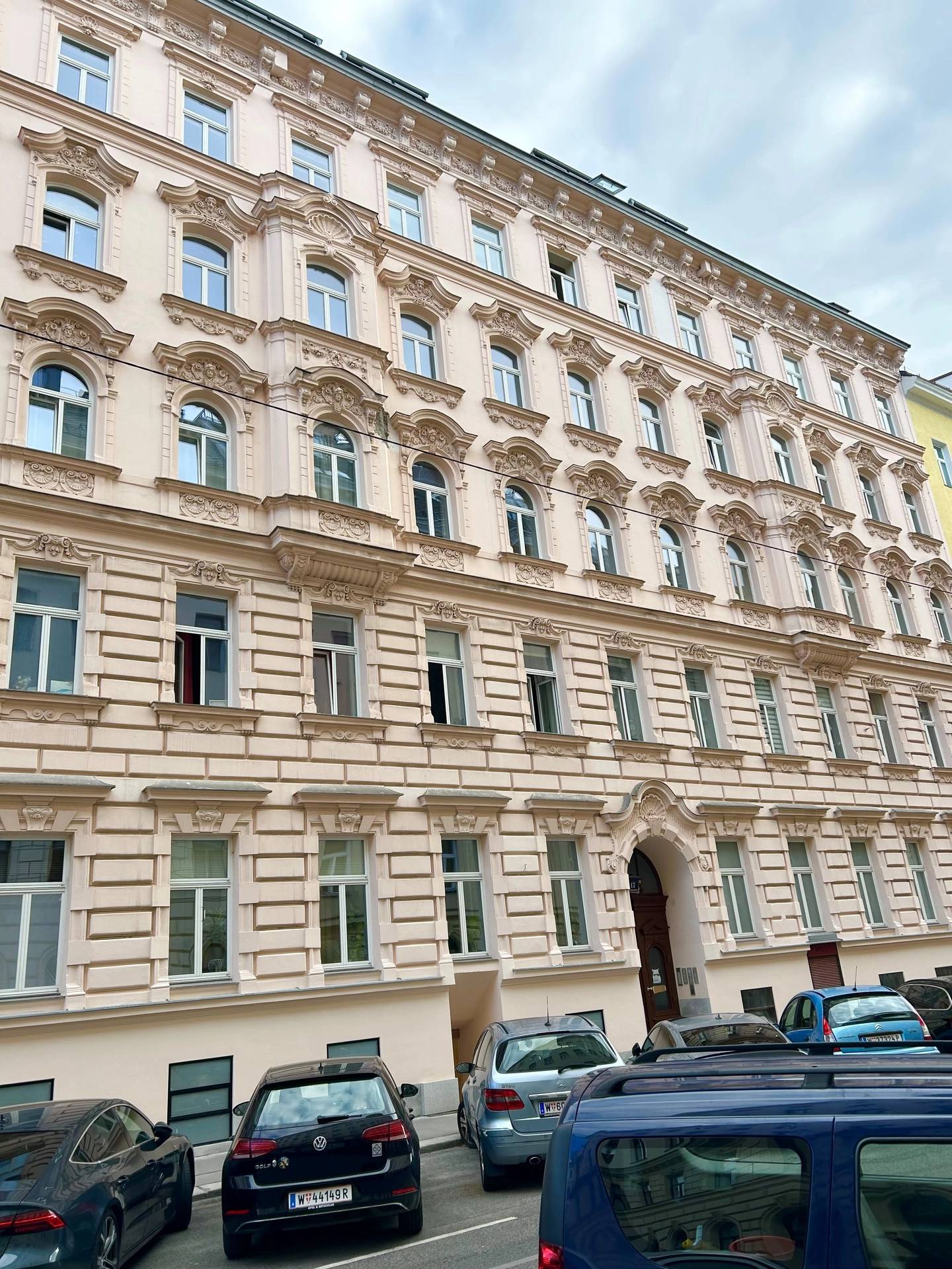 Generalsanierte Altbauwohnung sonnig und provisionsfrei