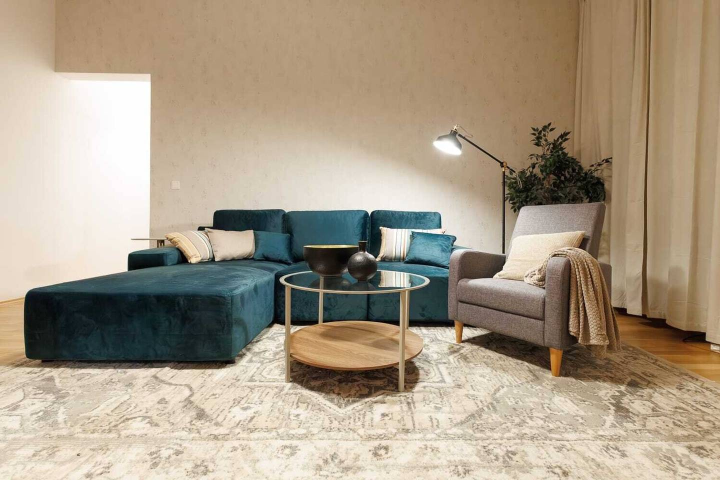 Möblierte 3-Zimmer Altbauwohnung mit Balkon