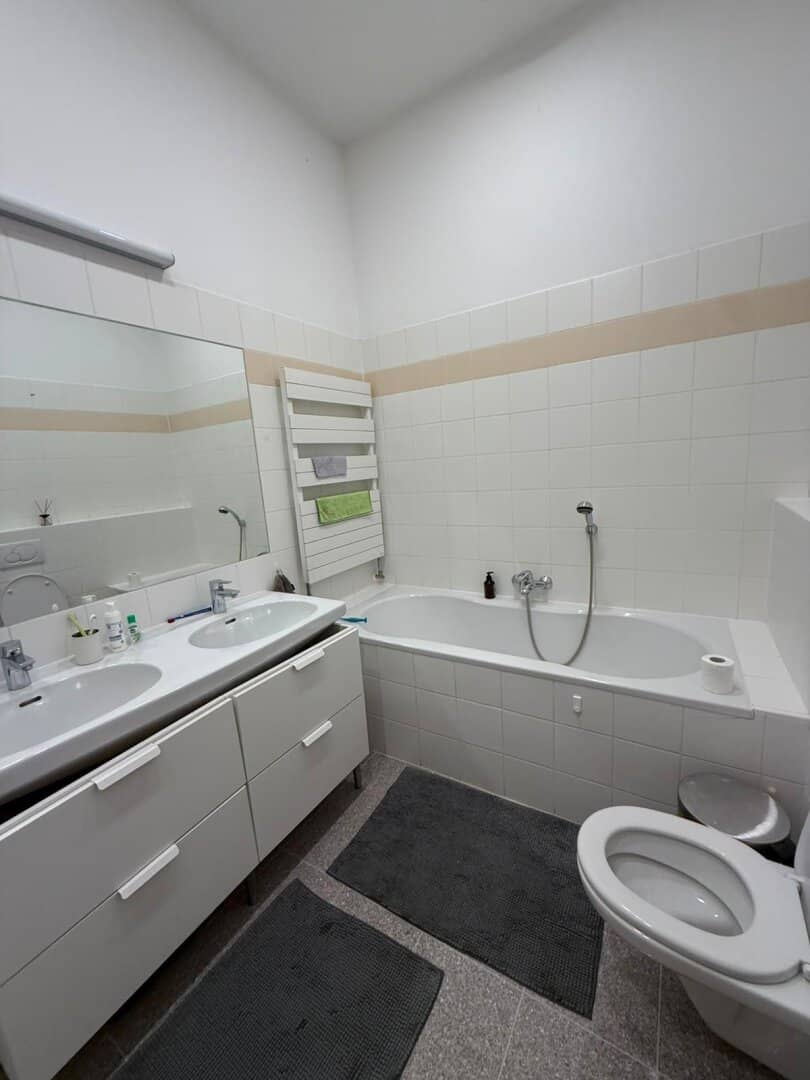 1070 Vienna: Beautiful 2-room apartment approx. 84 m² in Kaiserstraße for rent; € 1,237,-