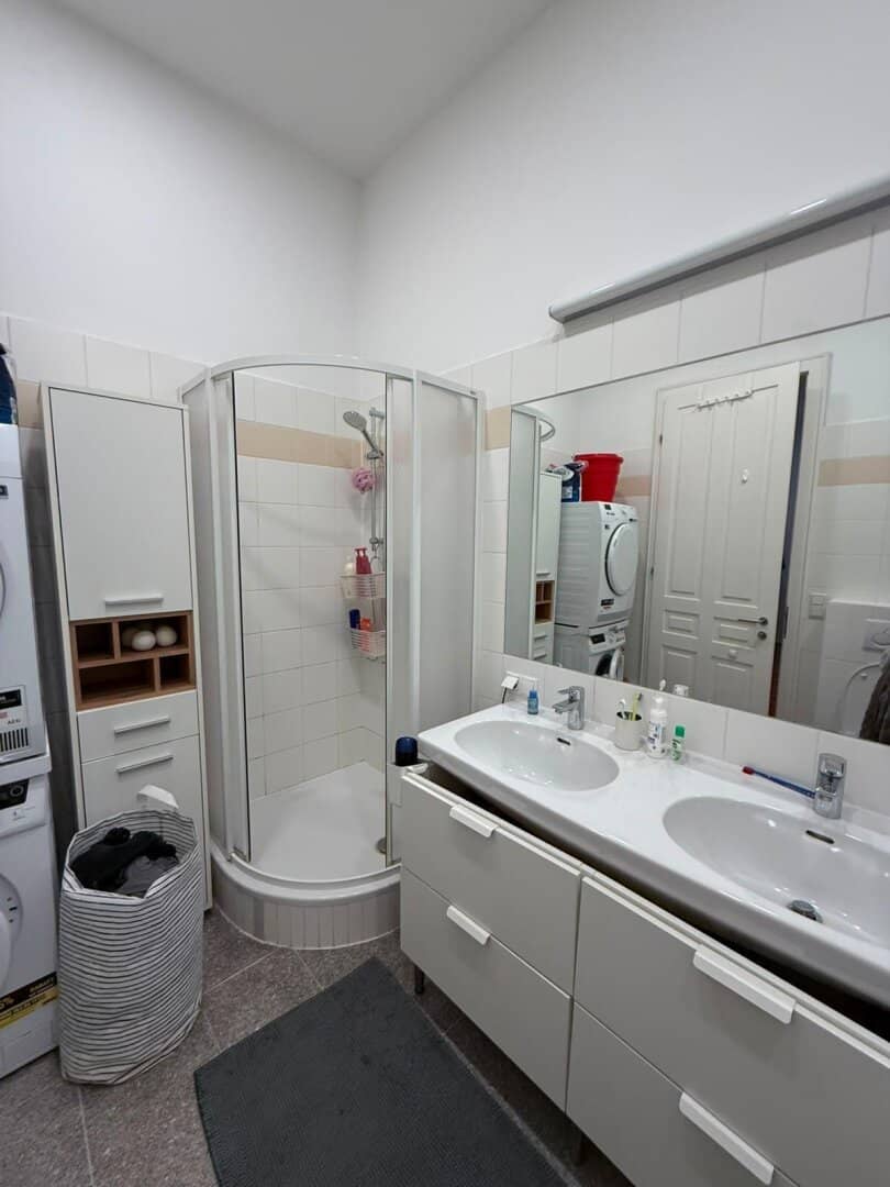1070 Vienna: Beautiful 2-room apartment approx. 84 m² in Kaiserstraße for rent; € 1,237,-