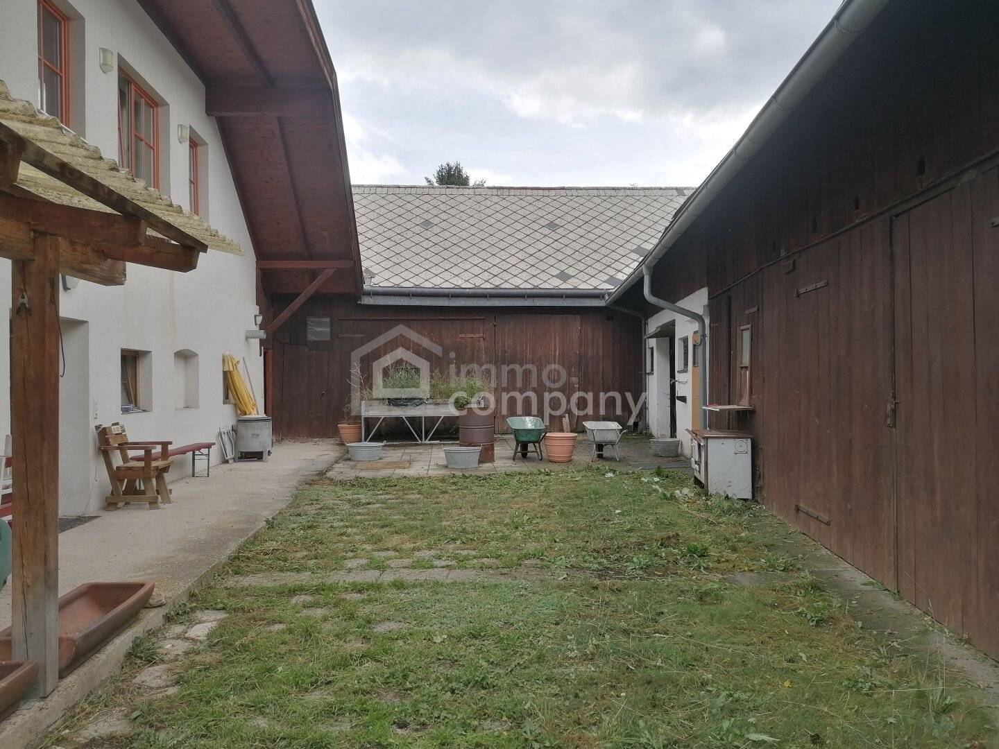 Bauernhaus / Vierkanthof mit großem Ausbaupotenzial in Puchberg am Schneeberg