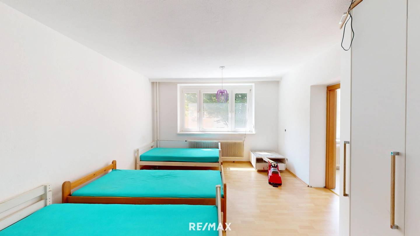 Bright apartment with southwest balcony and lift