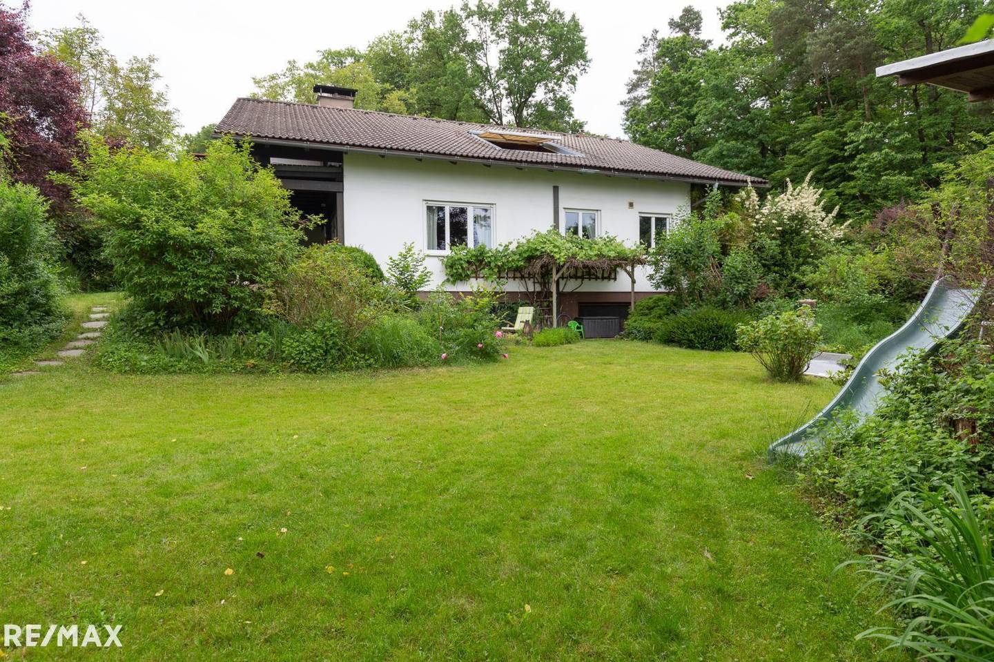 Lichtdurchflutete Familienwohnung auf zwei Ebenen mit großem Garten