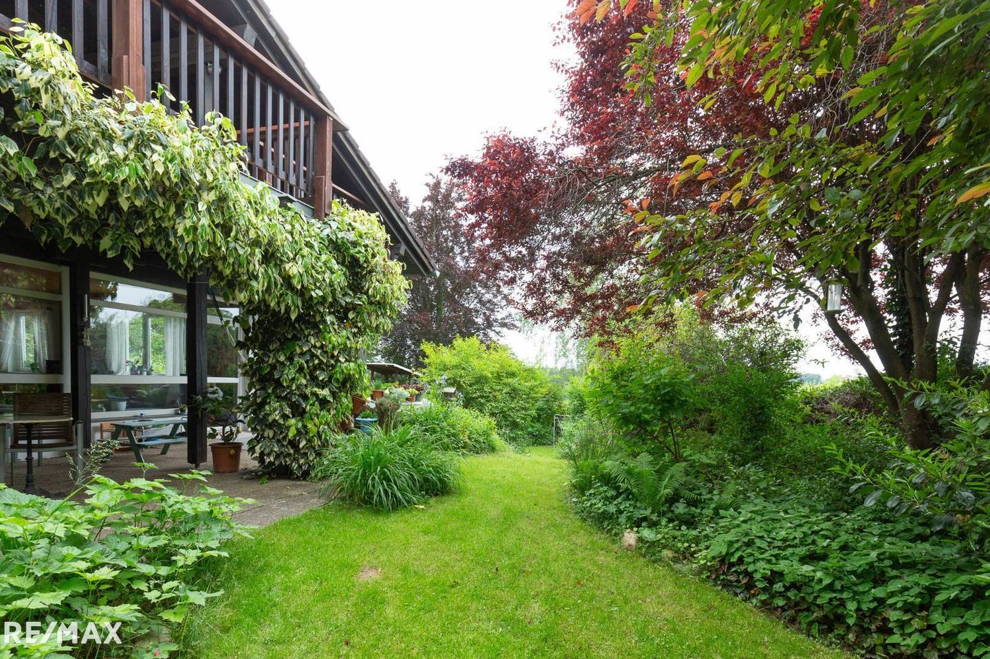 Lichtdurchflutete Familienwohnung auf zwei Ebenen mit großem Garten