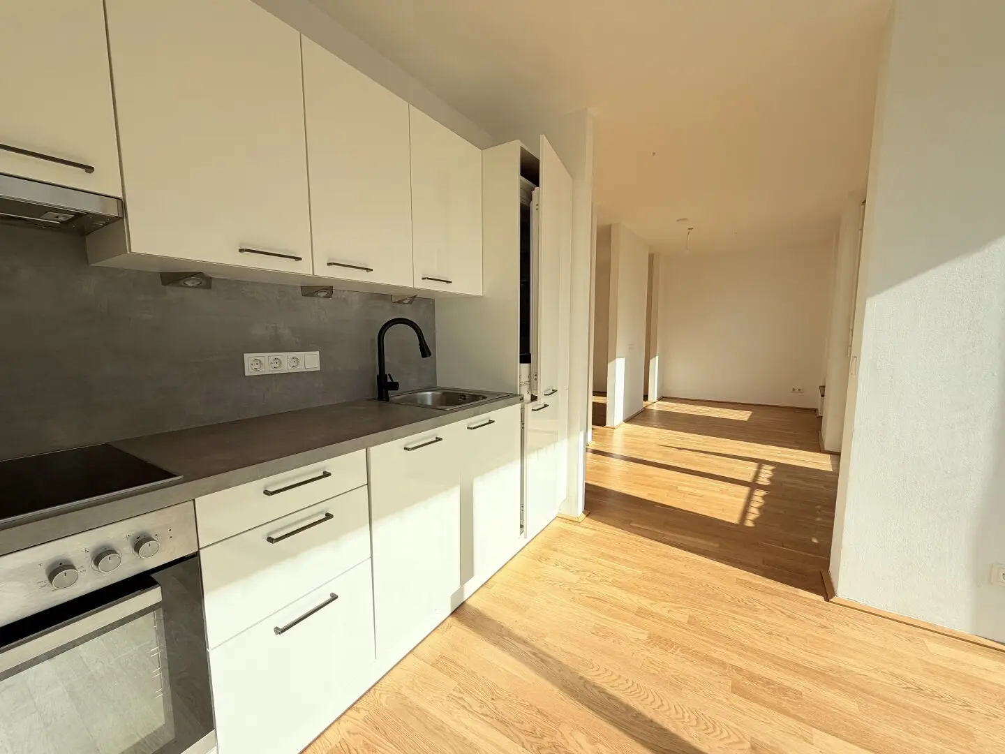 *TOP-MODERN* - Lichtdurchflutete Neubau-Wohnung mit Balkon in bester Lage