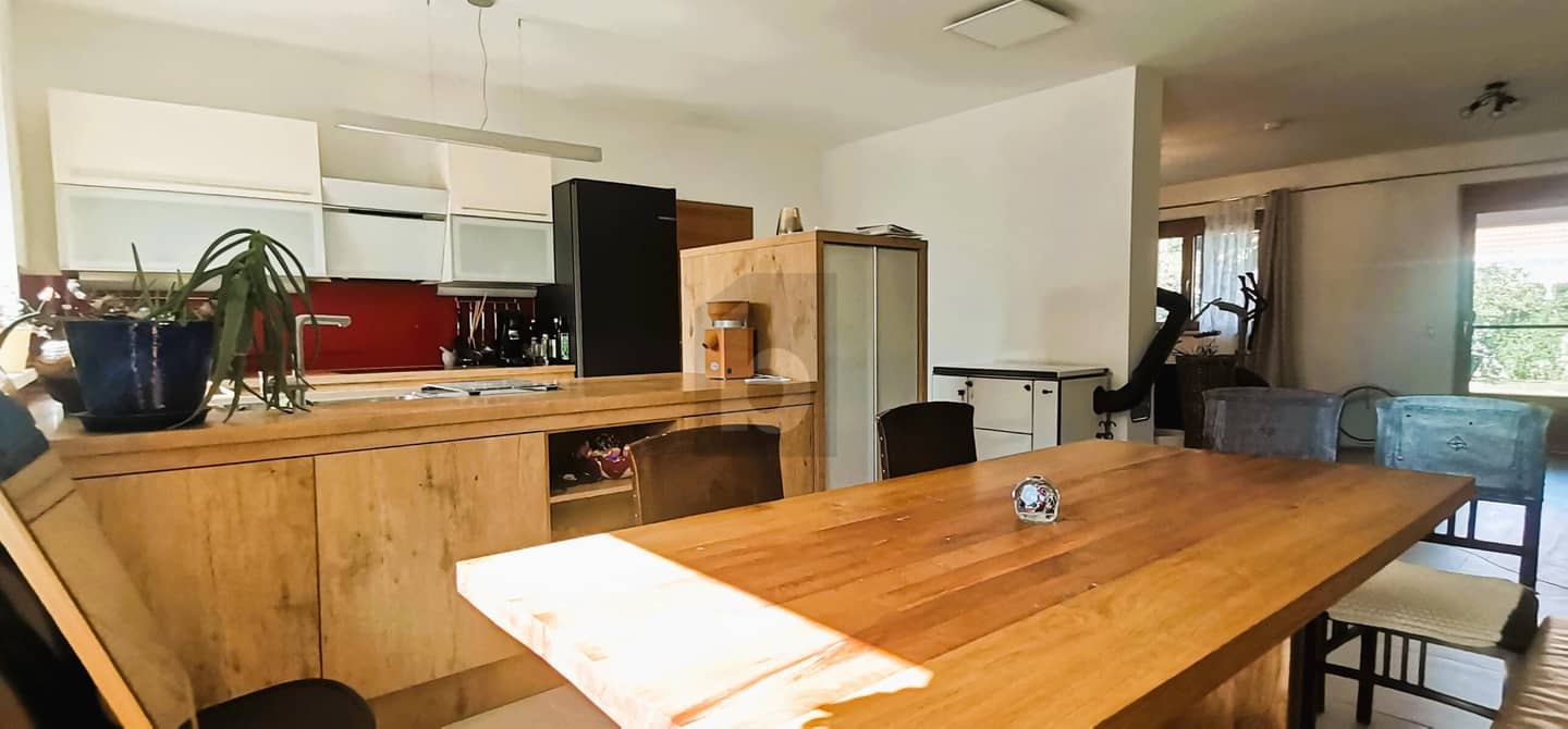Family apartment with garden and garage