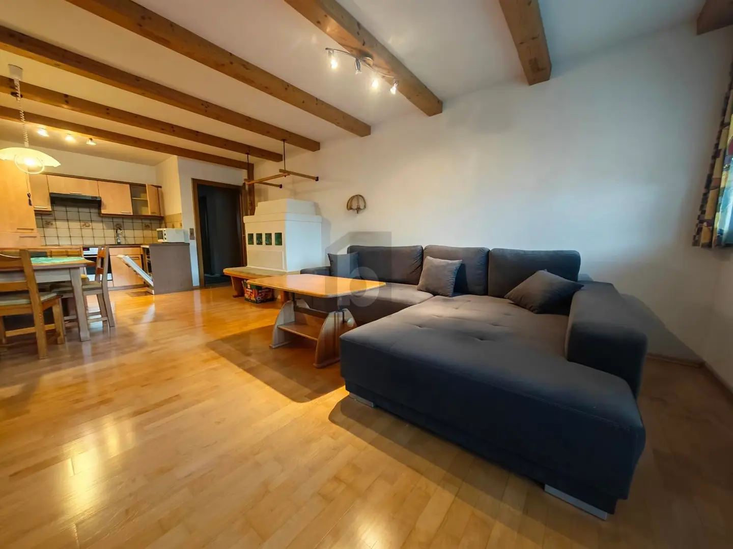 Central Wohnung with balcony and tiled stove