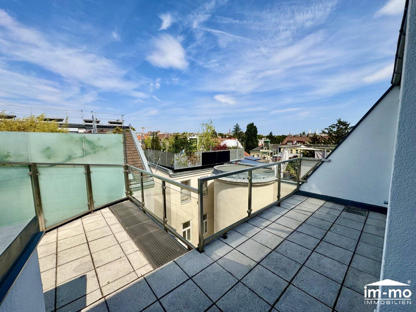 Like-new 4-room penthouse apartment 121 m² with 2 terraces, 2 bathrooms on 2 levels, underfloor heating in 1140 Vienna